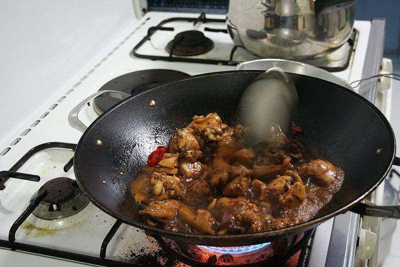 ilustrasi ayam kecap dimasak (commons.wikimedia.org/Phalinn Ooi's)