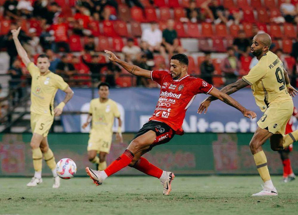 Everton Nascimento (merah) saat berhadapan dengan pemain-pemain Barito Putera, (Instagram.com/baliunitedfc)