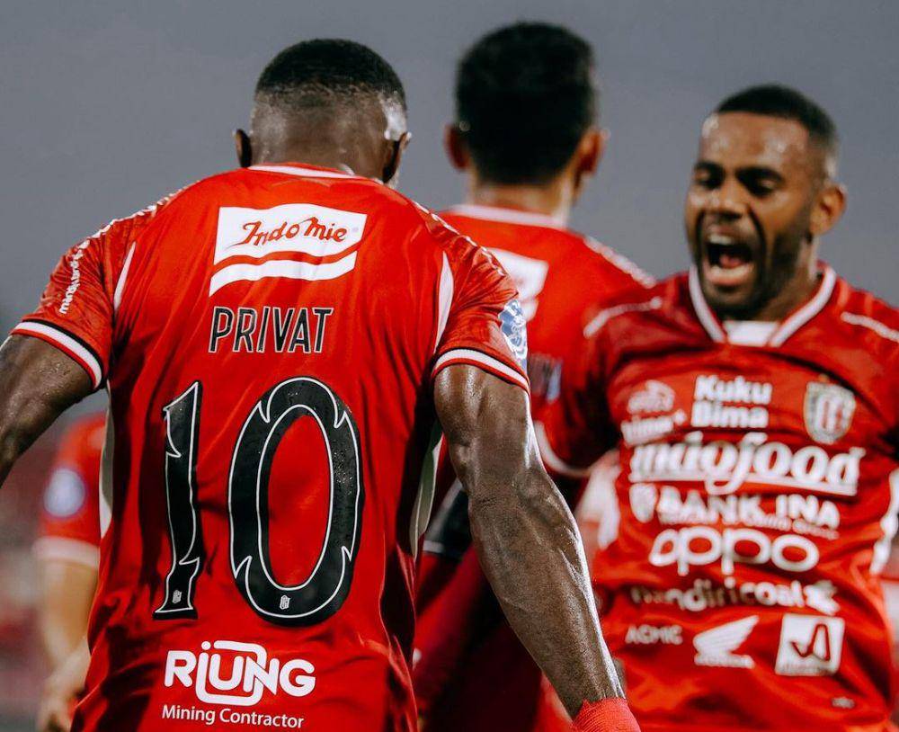 Privat Mbarga (kiri) usai cetak gol untuk Bali Unted. (Instagram.com/baliunitedfc)