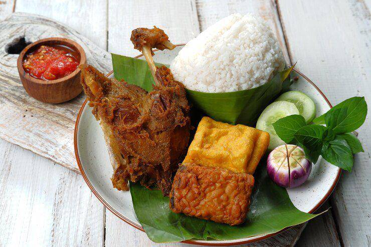 Ilustrasi nasi bebek (freepik.com/Edgunn)
