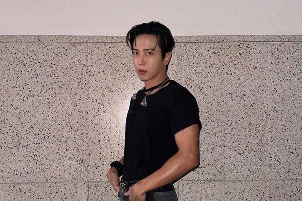 Yonghwa CNBLUE Hentikan Konser dan Antar Penonton Pingsan ke Ambulans
