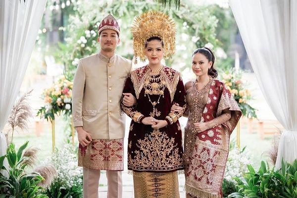 7 Potret Hanggini di Pernikahan Adik Ipar, Setia Mendampingi