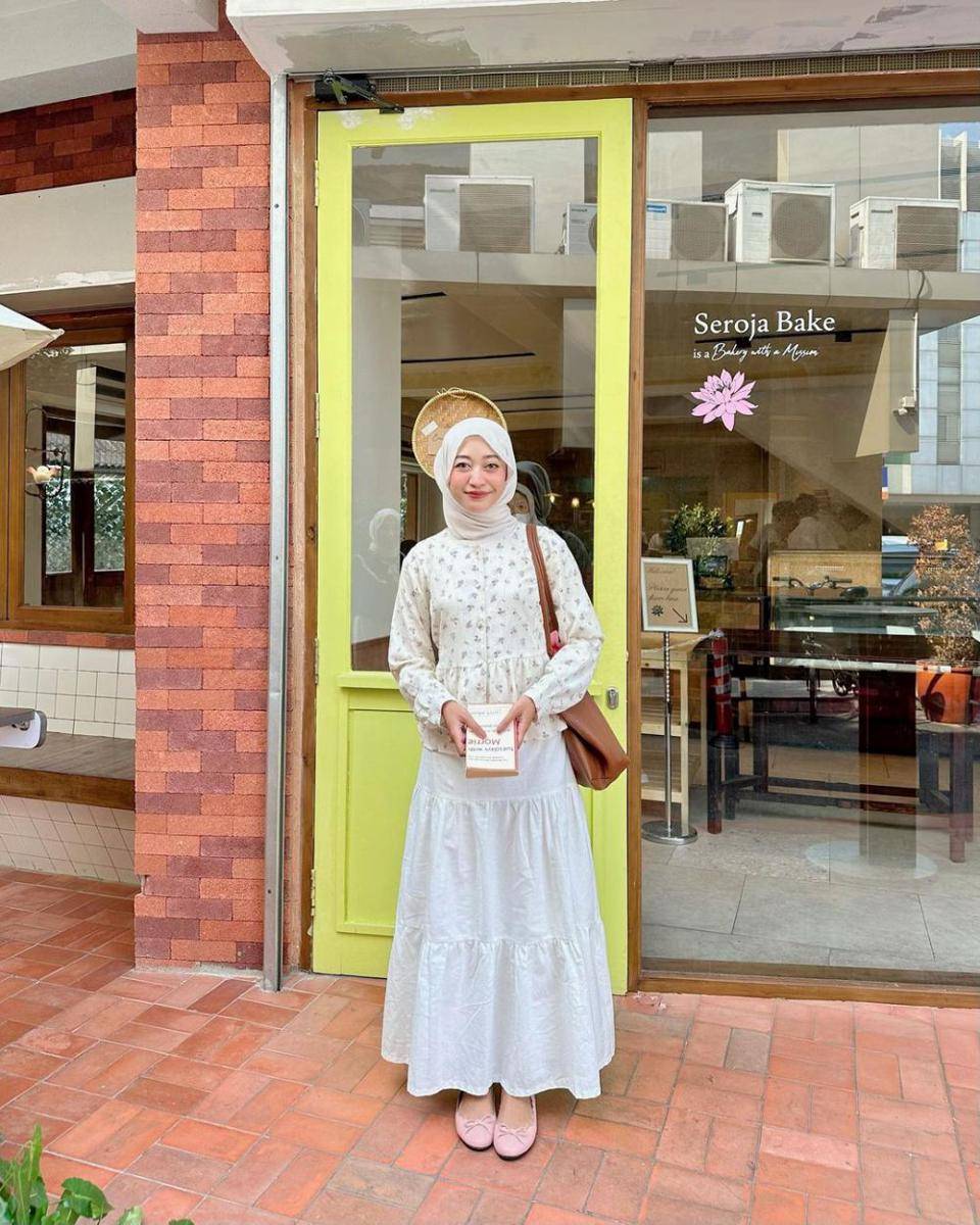 ide atasan untuk rok ruffle warna putih (instagram.com/nabilayua)