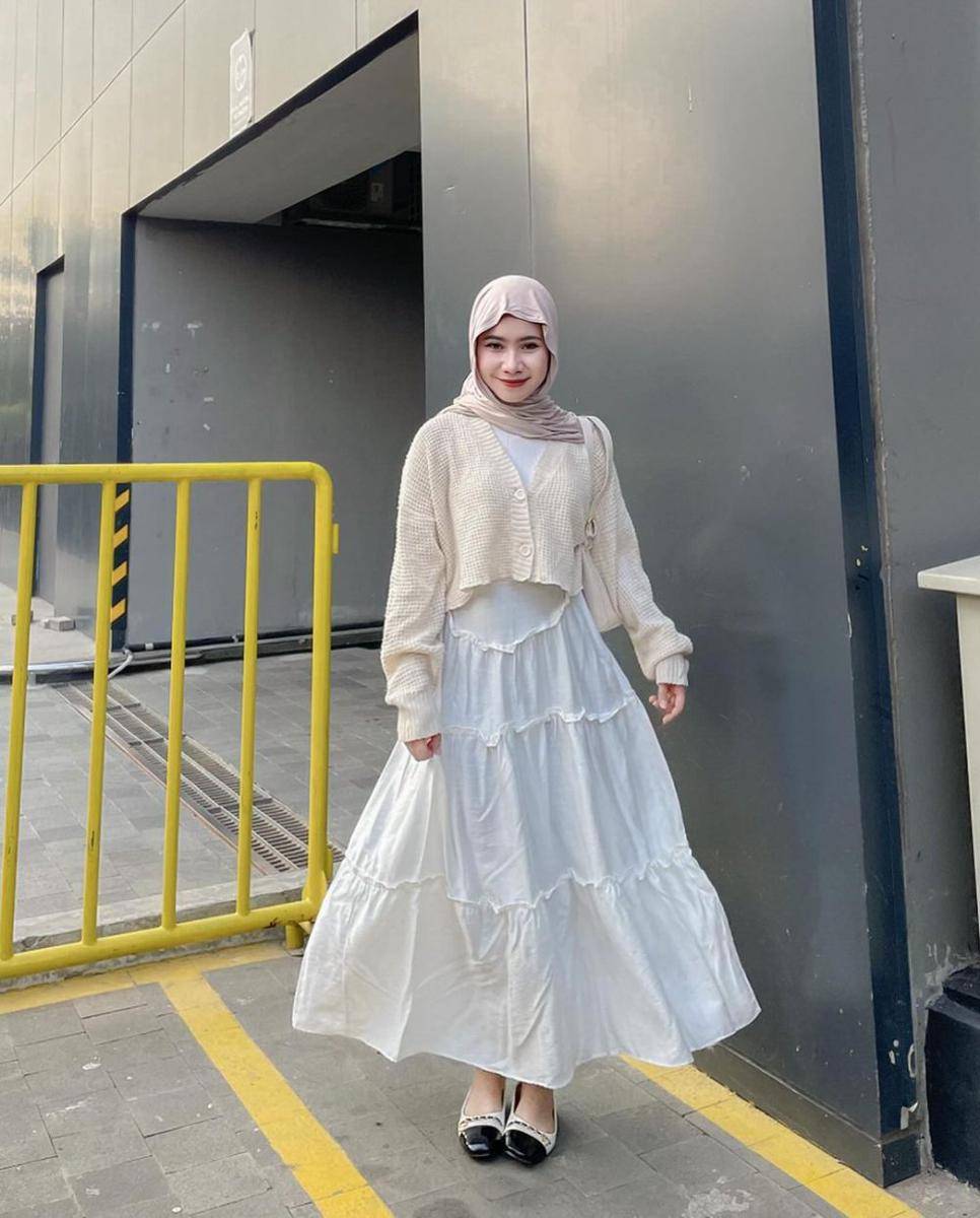 ide atasan untuk rok ruffle warna putih (instagram.com/tiarasasmitaaa)