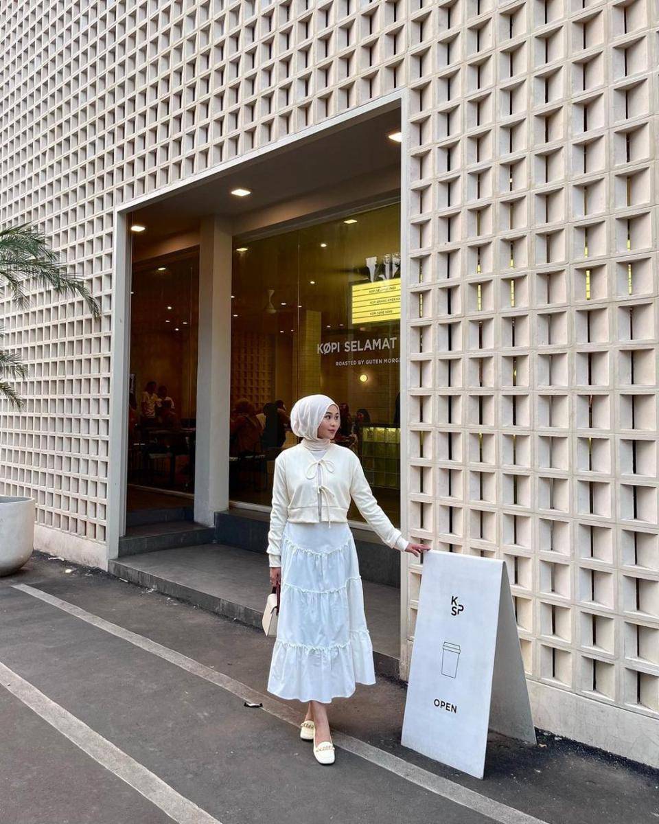 ide atasan untuk rok ruffle warna putih (instagram.com/citraafh)