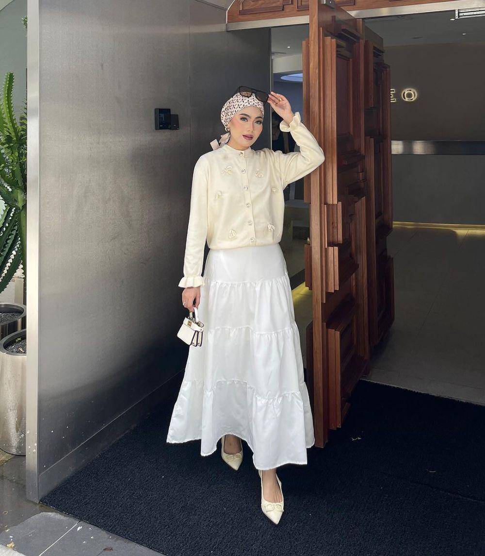 ide atasan untuk rok ruffle warna putih (instagram.com/dayahuzaifah)