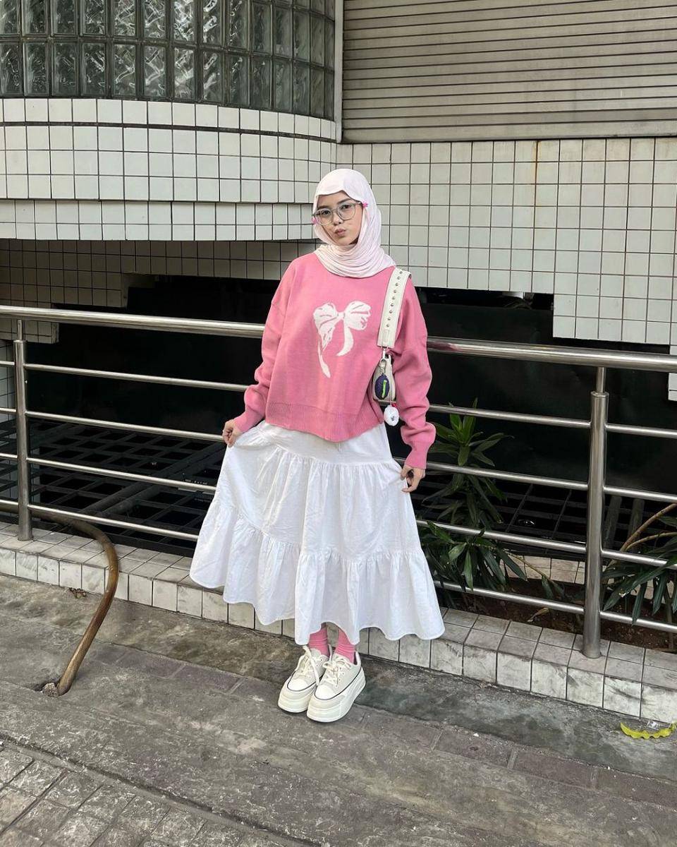 ide atasan untuk rok ruffle warna putih (instagram.com/zhafira_nz)