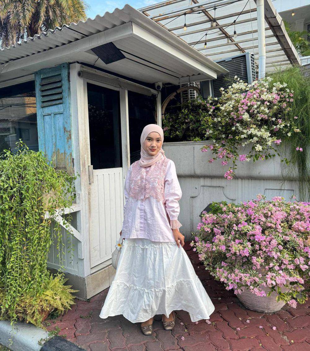 ide atasan untuk rok ruffle warna putih (instagram.com/kasyaaptr)