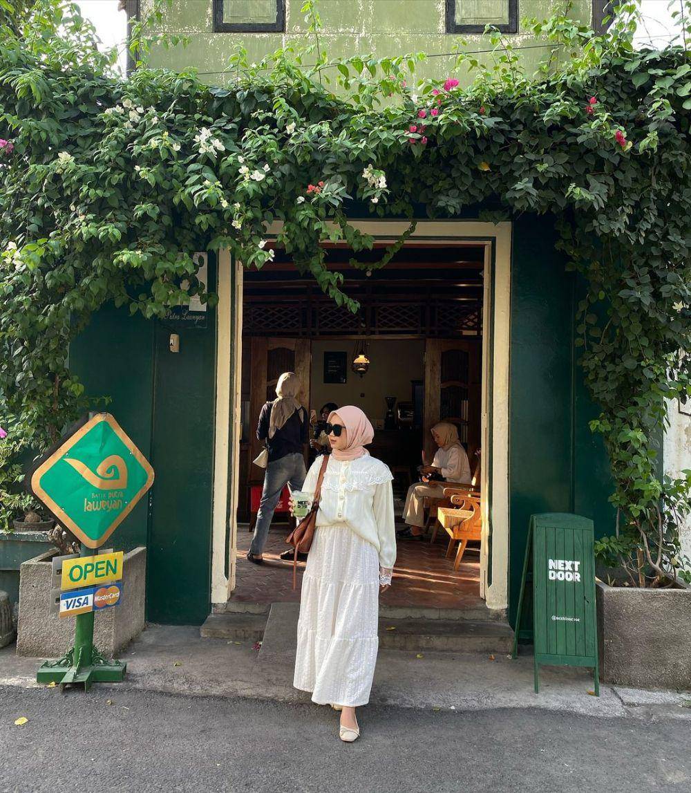 ide atasan untuk rok ruffle warna putih (instagram.com/arinadillaa)
