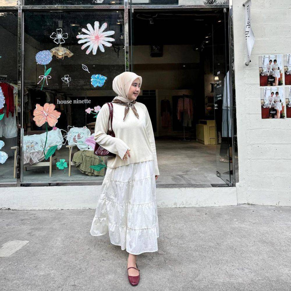 ide atasan untuk rok ruffle warna putih (instagram.com/meilanindraa)