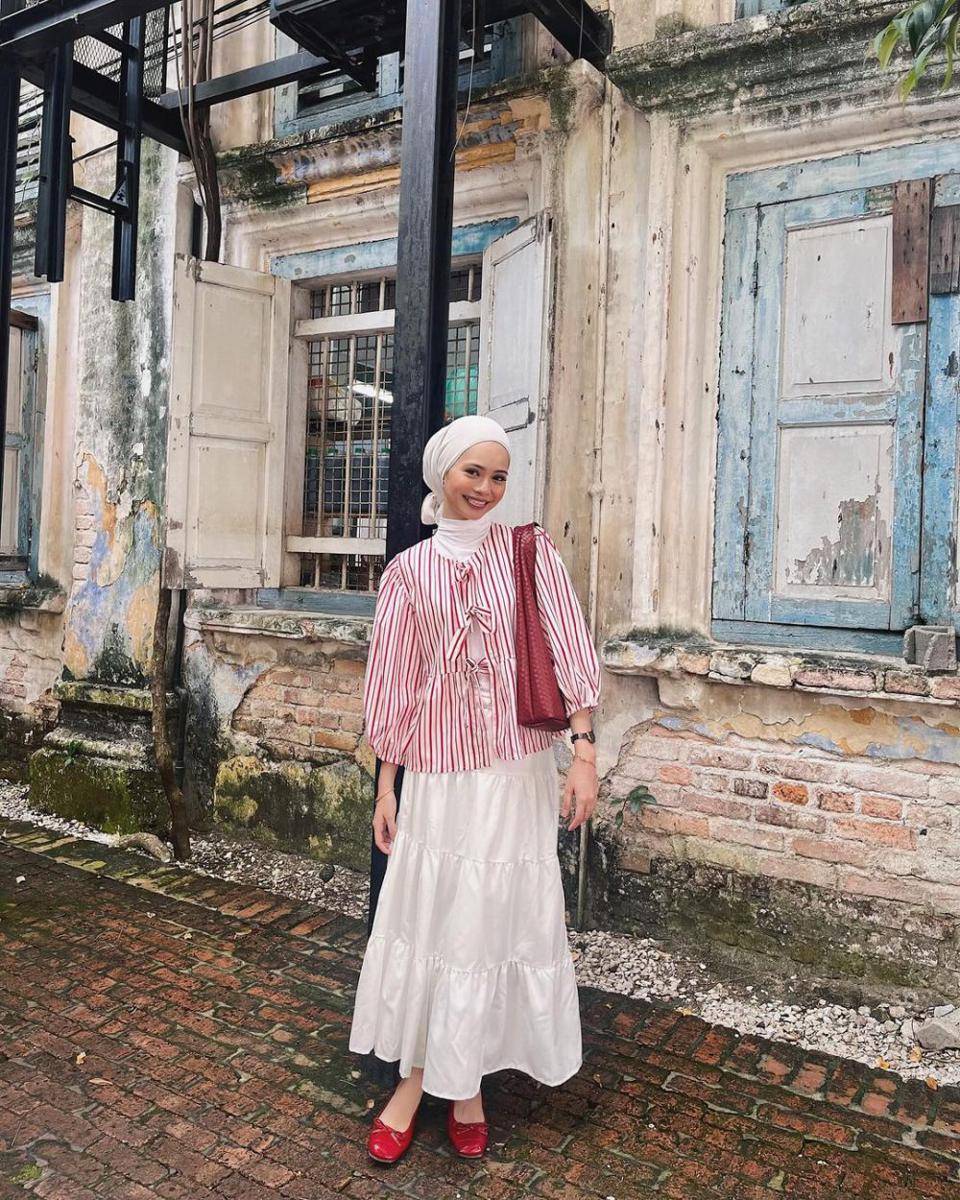 ide atasan untuk rok ruffle warna putih (instagram.com/hnindrh)