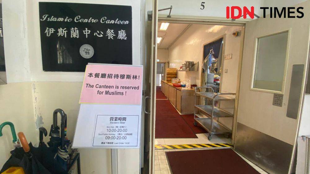 Restoran halal di Masjid Ammar dan Osman Ramju Sadick Islamic Center di Wan Chai, Hong Kong. (IDN Times/Amir Faisol)