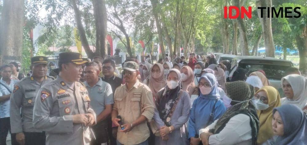 Massa aksi guru yang menggelar unjuk rasa minta pemalsu surat pernyataan PPPK diusut tuntas (IDN Times/ Bambang Suhandoko)