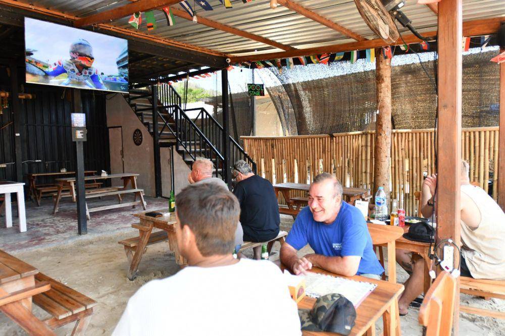 Wisatawan asing mengunjungi restaurant Circuit Sport Bar & Resto di Jalan Pariwisata Mandalika, Kuta Mandalika, Kuta, Lombok Tengah, Nusa Tenggara Barat. (Dok. Pertamina)