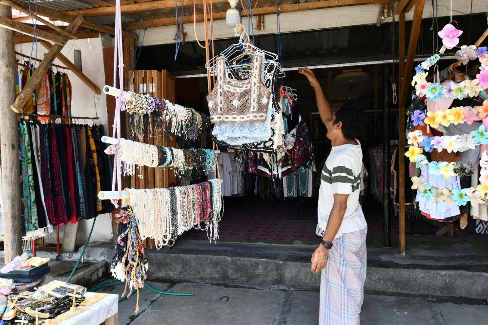 Pedagang pernak-pernik merapikan barang dagangan di Jalan Pariwisata Mandalika, Kuta Mandalika, Kuta, Lombok Tengah, Nusa Tenggara Barat. (Dok. Pertamina)
