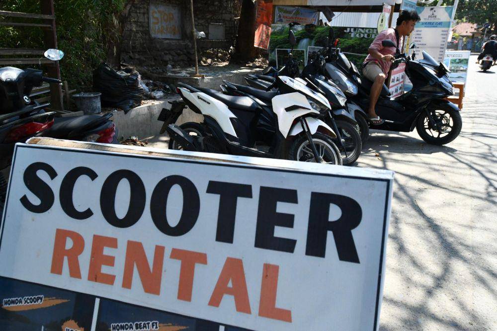 Pekerja scooter rental vintage tours merapikan kendaraan yang disewakan di Jalan Pariwisata Mandalika, Kuta Mandalika, Kuta, Lombok Tengah, Nusa Tenggara Barat. (Dok. Pertamina)
