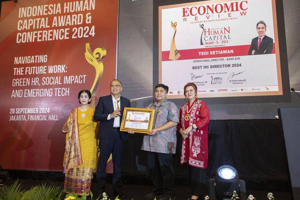 bank bjb mencatatkan prestasi di bidang pengelolaan human capital dengan meraih tiga penghargaan bergengsi dalam ajang IHCA X 2024 yang diselenggarakan di Financial Hall, Graha CIMB Niaga, Jakarta, Kamis (26/9). (dok. bank bjb)