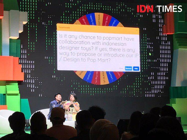 Potret Jeremy Lee membagikan Labubu bersamaan dengan qna saat sesinya di IdeaFest 2024. 27 September 2024. (IDN Times/Hani Safanja)