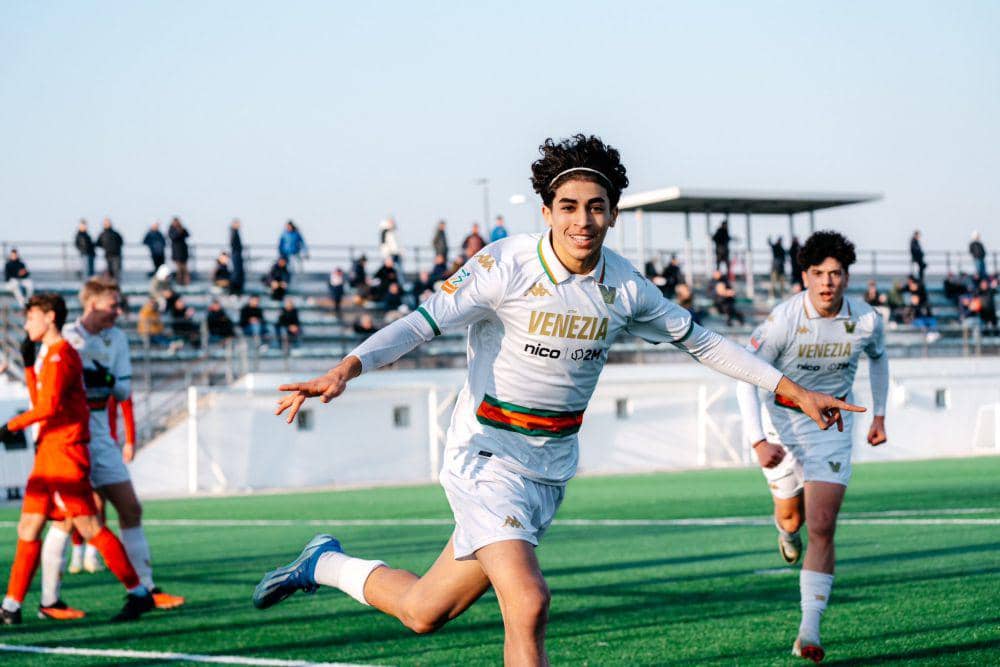 Saad El Haddad (depan), pemain muda berbakat asal Maroko yang membela Venezia. (twitter.com/VeneziaFC_EN)