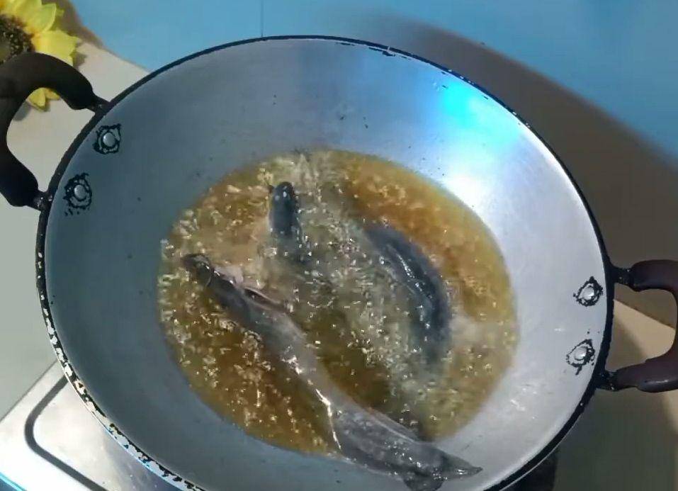 ilustrasi menggoreng ikan lele (YouTube.com/MAMI DENNIA)