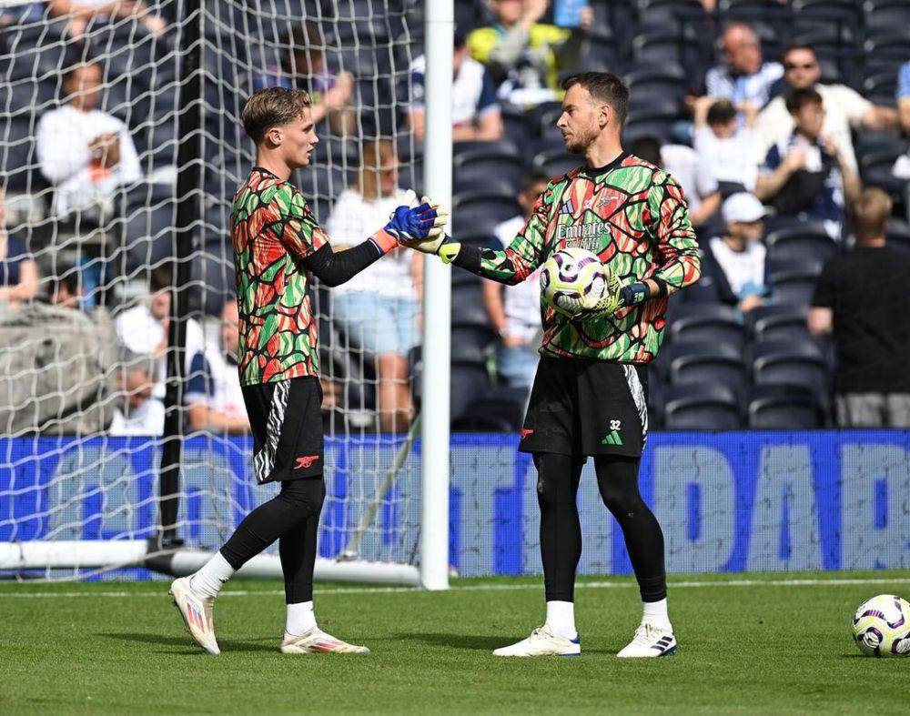 Jack Porter (kiri) tampak sedang berjabat tangan dengan Neto. (instagram.com/_jackkporter)