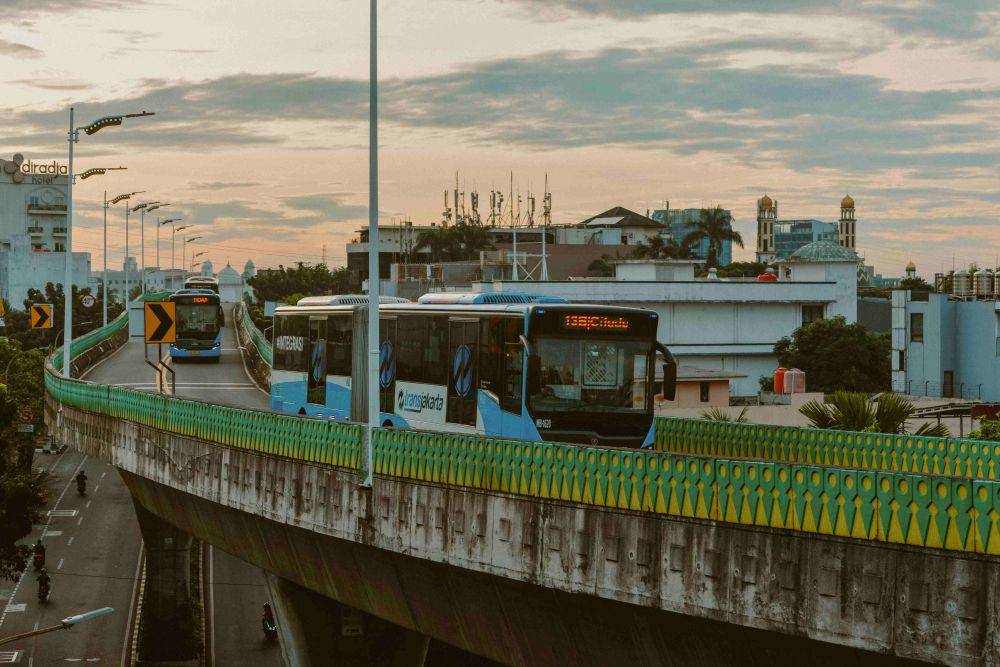 ilustrasi transjakarta (unsplash.com/Syahril Fadillah)