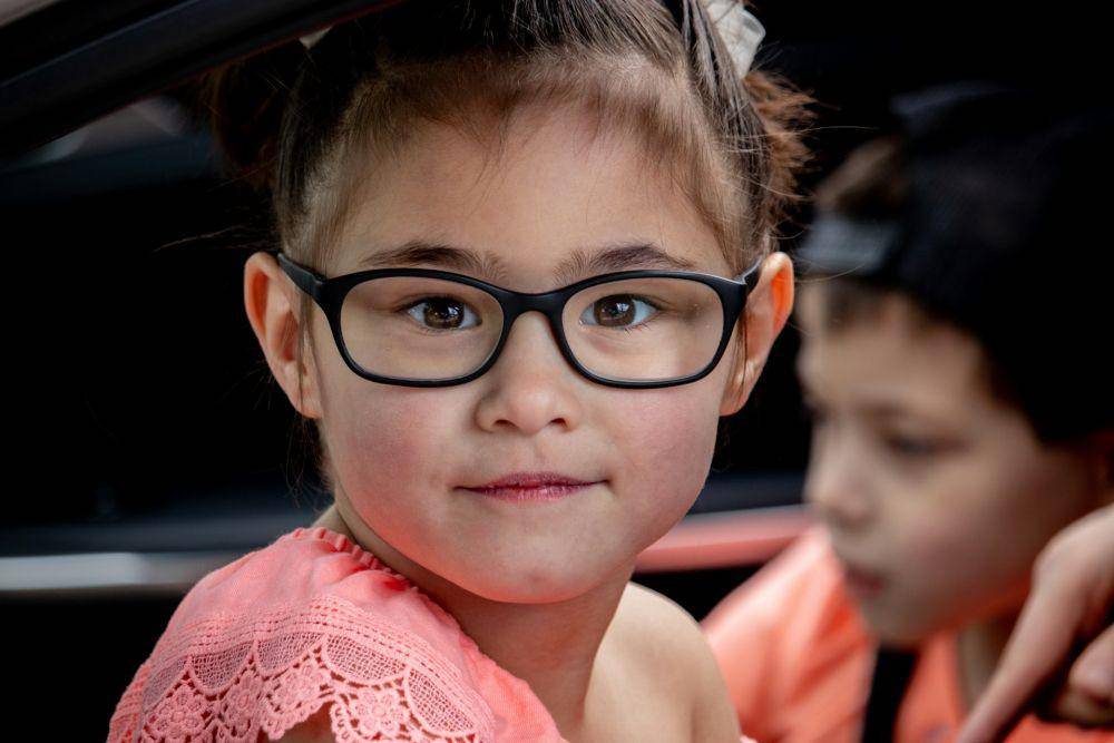 ilustrasi anak pakai kacamata (unsplash.com/Tony Mucci)