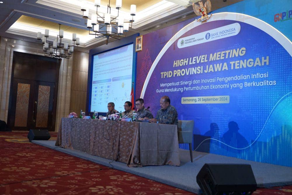 Tim Pengendalian Inflasi Daerah (TPID) Provinsi Jawa Tengah bersama dengan TPID di Kabupaten/Kota se-Jawa Tengah menyelenggarakan High Level Meeting (HLM) yang dirangkaikan dengan Rapat Koordinasi Wilayah (Rakorwil) Jawa Tengah di Semarang, Kamis (26/9/2024). (dok. BI)