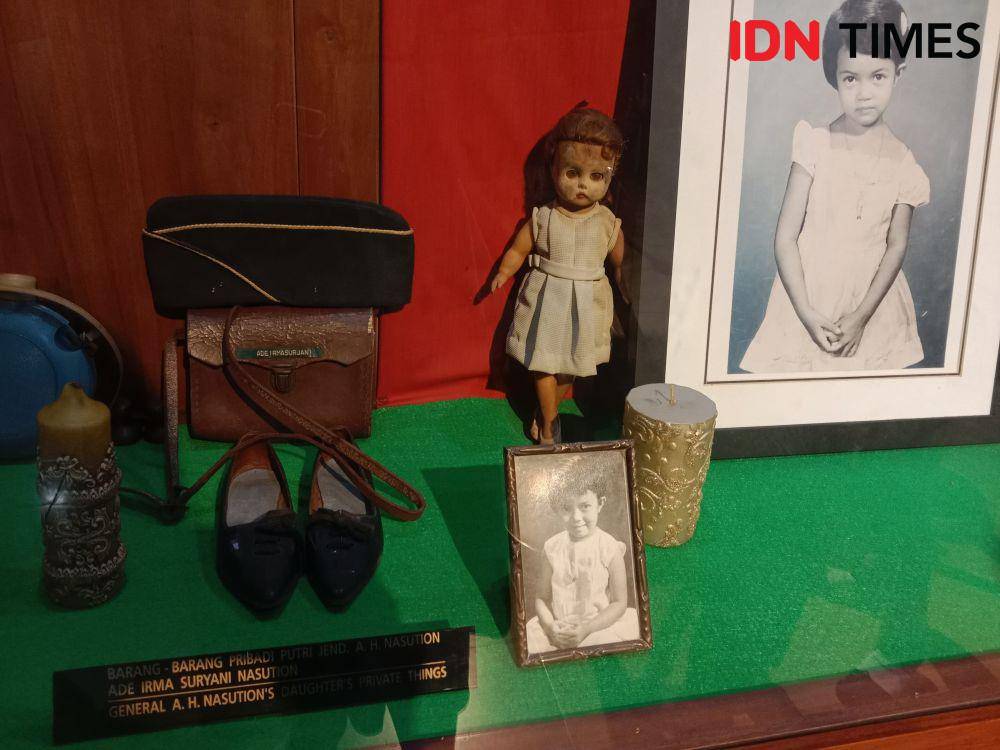 Barang koleksi Ade Irma Suryani di Museum AH Nasution (IDN Times/Febriyanti Revitasari)
