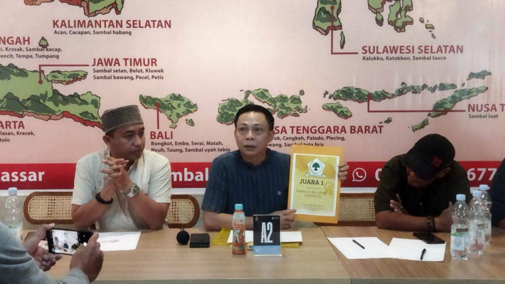 Eks Ketua DPC Golkar Rappocini Andi Muhammad Azhar (kedua dari kiri) bersama tiga eks pimpinan kecamatan lain mempertanyakan pemecatan sepihak oleh DPD Golkar Makassar. (Dok. Istimewa)