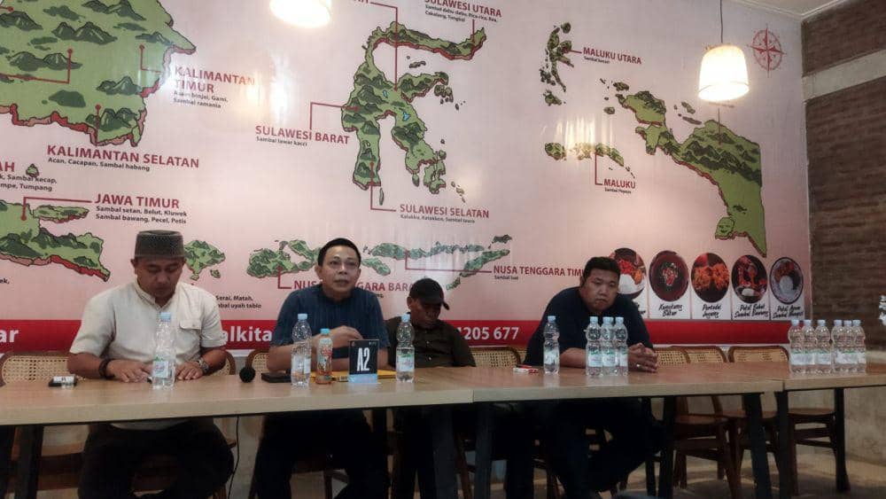 Eks Ketua DPC Golkar Rappocini Andi Muhammad Azhar (kedua dari kiri) bersama tiga eks pimpinan kecamatan lain mempertanyakan pemecatan sepihak oleh DPD Golkar Makassar. (Dok. Istimewa)