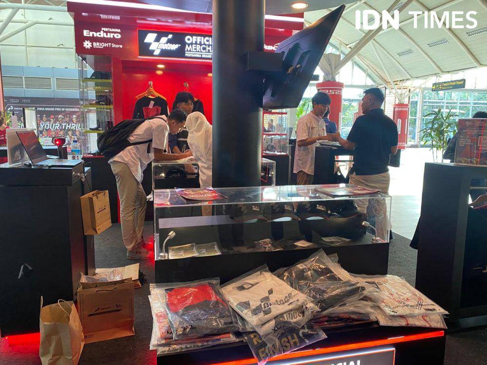 spot yang tentunya paling diburu adalah booth merchandise Pertamina Enduro VR46 Racing Team. Banyak pernak-pernik khas yang dijual tim balap Valentino Rossi itu. (IDN Times/Ilyas Mujib)