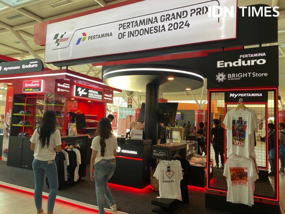 spot yang tentunya paling diburu adalah booth merchandise Pertamina Enduro VR46 Racing Team. Banyak pernak-pernik khas yang dijual tim balap Valentino Rossi itu. (IDN Times/Ilyas Mujib)