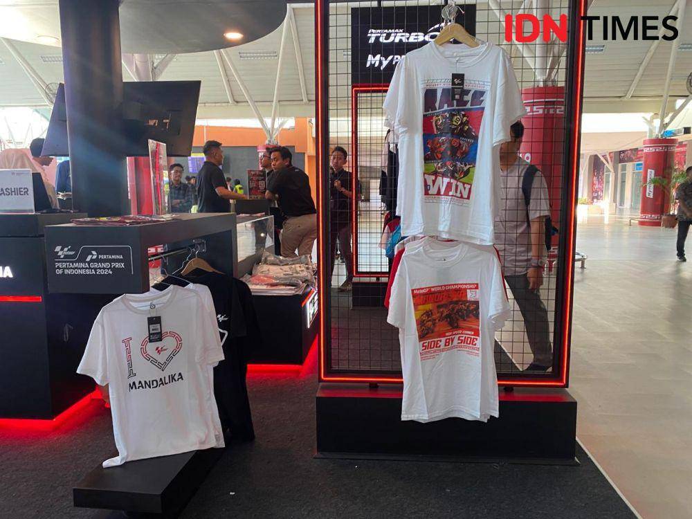 spot yang tentunya paling diburu adalah booth merchandise Pertamina Enduro VR46 Racing Team. Banyak pernak-pernik khas yang dijual tim balap Valentino Rossi itu. (IDN Times/Ilyas Mujib)