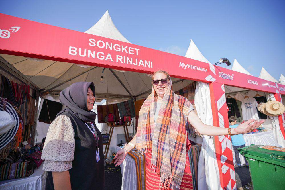 Rangkaian acara Pertamina Grand Prix of Indonesia telah dimulai sejak hari Jumat (27/9/2024), dimana Pertamina Patra Niaga bersama Rumah BUMN Pertamina Lombok Timur mendukung 60 Usaha Mikro Kecil dan Menengah (UMKM) binaannya untuk memamerkan produk-produk mereka. (Dok. Pertamina)
