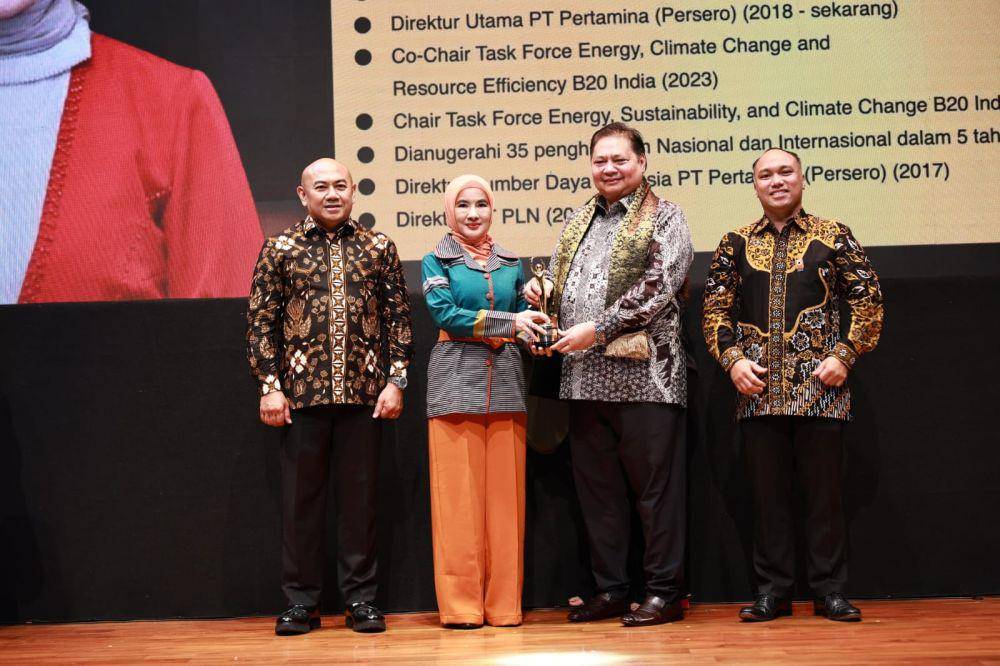 Direktur Utama PT Pertamina (Persero), Nicke Widyawati meraih penghargaan Lifetime Achievement Awards Kategori Industri dalam acara Industrial Engineering awards 2024 yang diselenggarakan di Soehana Hall, The Energy Building, SCBD, Jakarta, Jumat (27/09/24). (Dok. Pertamina)
