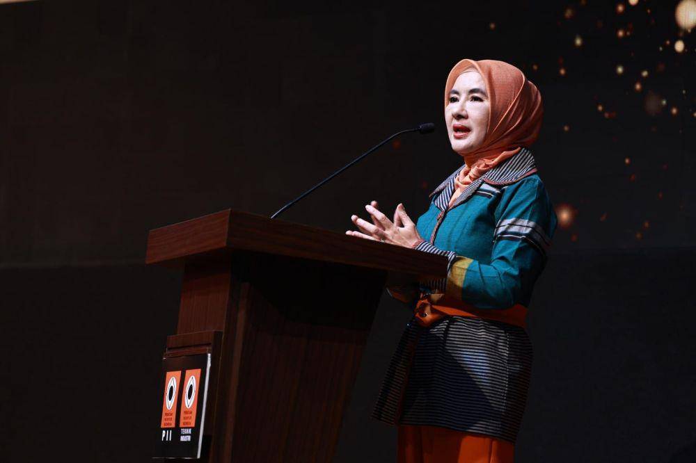 Direktur Utama PT Pertamina (Persero), Nicke Widyawati memberikan sambutan dalam penghargaan Lifetime Achievement Awards Kategori Industri dalam acara Industrial Engineering Awards 2024 yang diselenggarakan di Soehana Hall, The Energy Building, SCBD, Jakarta, Jumat (27/09/24). (Dok. Pertamina)