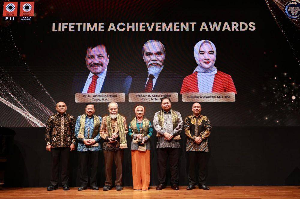 Direktur Utama PT Pertamina (Persero), Nicke Widyawati meraih penghargaan Lifetime Achievement Awards Kategori Industri dalam acara Industrial Engineering awards 2024 yang diselenggarakan di Soehana Hall, The Energy Building, SCBD, Jakarta, Jumat (27/09/24). (Dok. Pertamina)