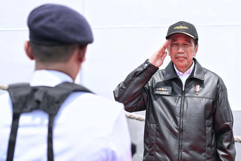 Jokowi Sematkan Tanda Kehormatan Samkarya Nugraha untuk KRI Nanggala-402