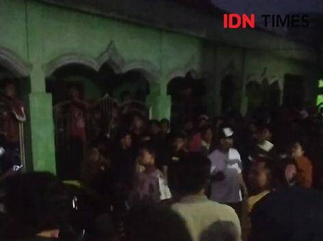 Tangkapan layar video warga gruduk Pondok Pesantren Al-Qonaan di Bekasi. (istimewa)