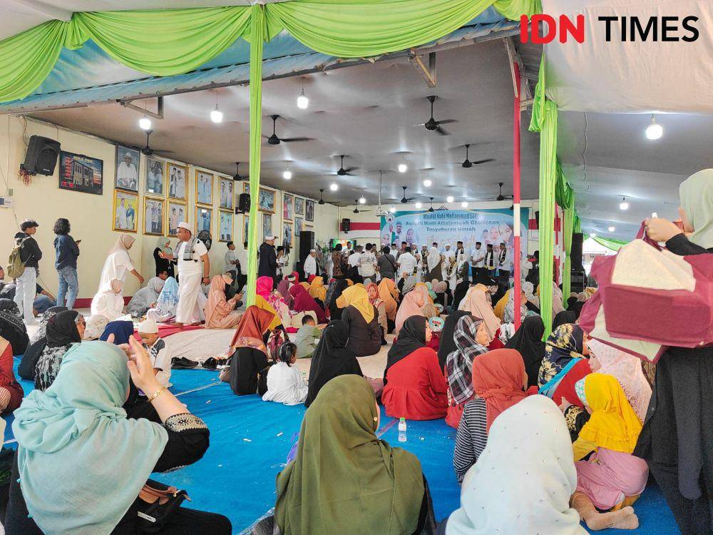Proses keberangkatan marbot umroh gratis. (IDN Times/Imam Faishal)