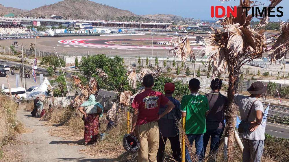 Warga Lombok memilih menonton balapan MotoGP Mandalika dari atas bukit, Sabtu (28/9/2024). (IDN Times/Muhammad Nasir)