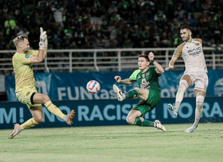 Persebaya saat bertanding melawan Dewa United, Jumat (27/9/2024) malam. (Instagram/@officialpersebaya)