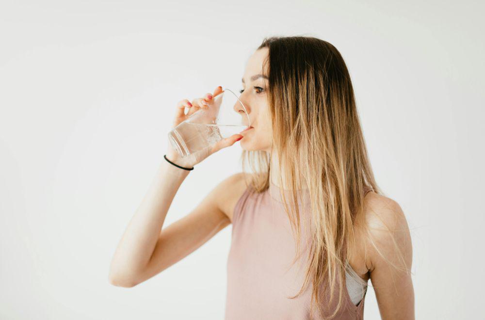 5 Cara Mengatasi Air Minum yang Bau Saat Dimasak, Gunakan filter!