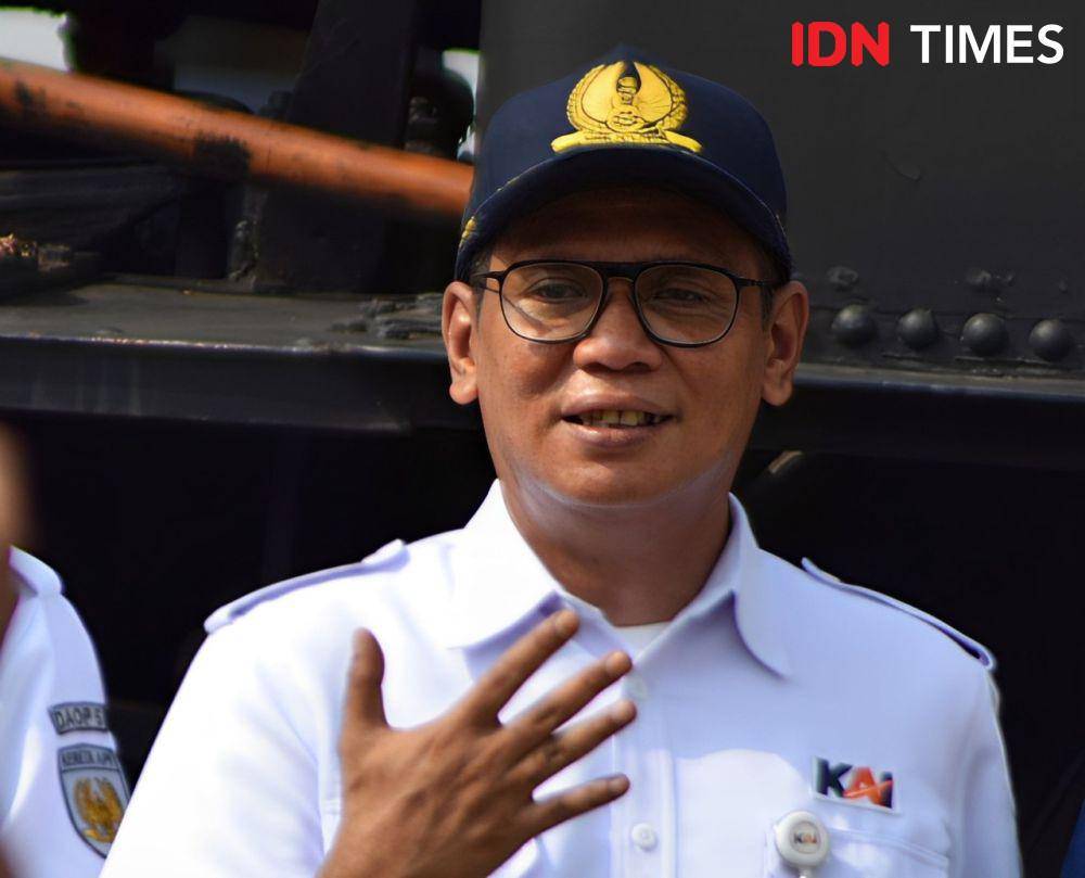 Gun Gun Gunawan saat menjelaskan infrastruktur berkelanjutan sambil memamerkan lima jari simbol 5 etos kerja di lingkungan daop 5 purwokerto, Sabtu (28/9/2024).(IDN Times/Cokie Sutrisno)