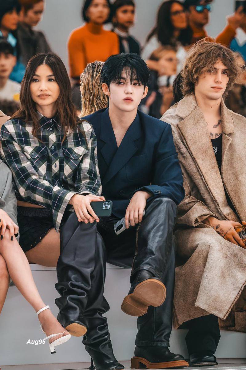 S.Coups SEVENTEEN, Gemma Chan, dan Vincent Cole Hacker saat hadiri LOEWE Paris Fashion Week 2024 (x.com/Aug95)