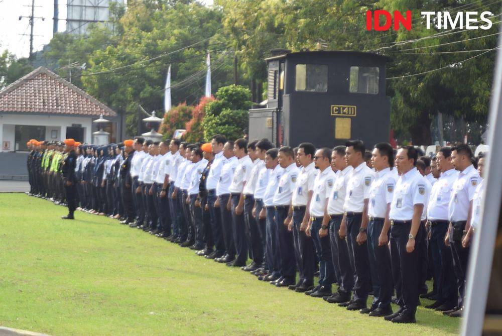 Kai masuki tahun ke 79, nampak jajaran daop 5 purwokerto tengah upacara dengan layar belakang kereta kuno dan prioritas keselamatan dan kelestarian kelestarian terutama lingkungan, Sabtu (28/9/2024).(IDN Times/Cokie Sutrisno)