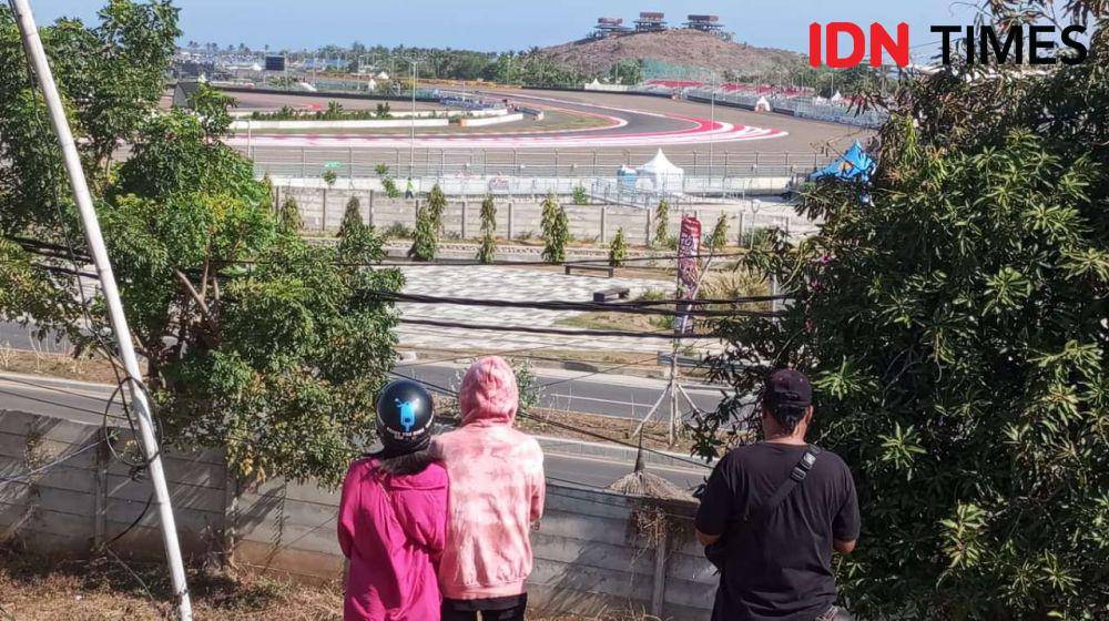 Warlok nonton MotoGP dari bukit. (IDN Times/Muhammad Nasir)