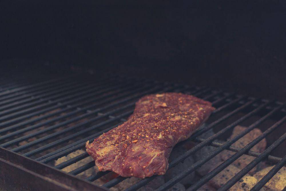 ilustrasi memanggang steak daging sapi (unsplash.com/fstop314.com)