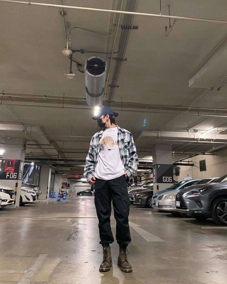 outfit celana kargo ala Boss Chaikamon (Instagram.com/boss.ckm)